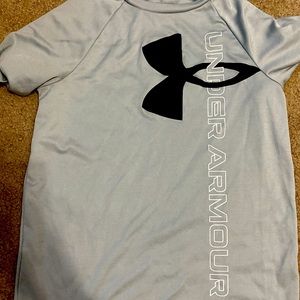 Boys Under Armour Athletic Shirt Size Small